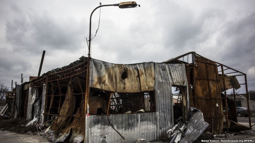 Разбитые дома и опустевшие улицы: Станица Луганская превратилась город-призрак. Фоторепортаж