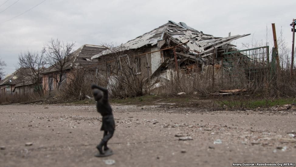 Розбиті будинку і спорожнілі вулиці: Станиця Луганська перетворилася на місто-привид. Фоторепортаж