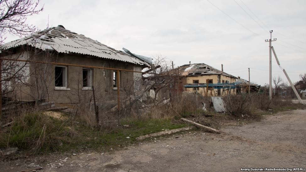 Разбитые дома и опустевшие улицы: Станица Луганская превратилась город-призрак. Фоторепортаж