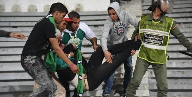 Три футбольных болельщика погибли в массовой драке в Марокко: видео трагедии