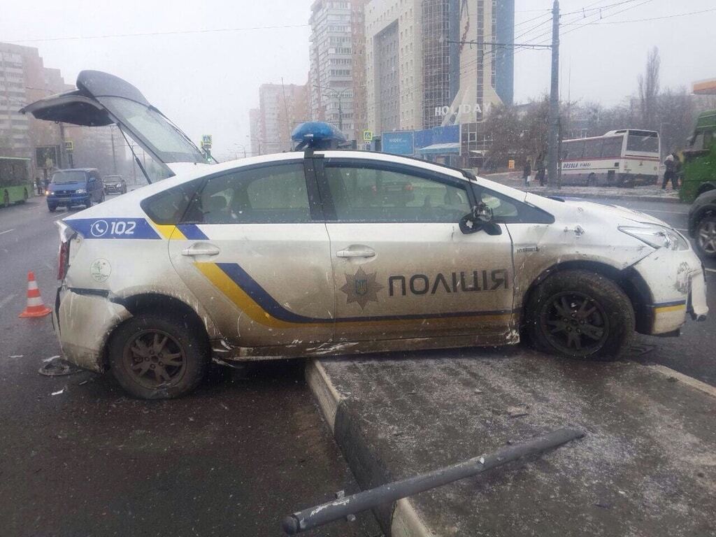 В Харькове автомобиль патрульных снес забор: опубликованы фото