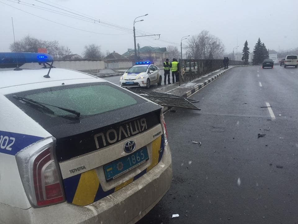 У Харкові автомобіль патрульних збив паркан: опубліковані фото