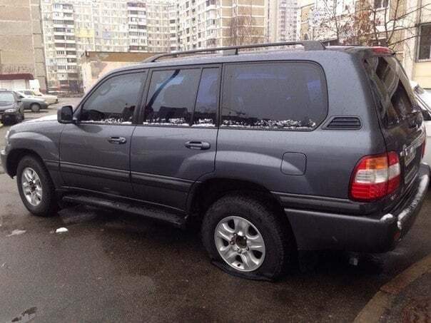 В Киеве на Троещине вандалы проткнули колеса у шести автомобилей