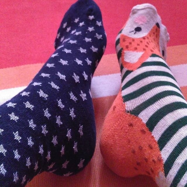 Новый флешмоб в соцсетях: пользователи фотографируются в разных носках