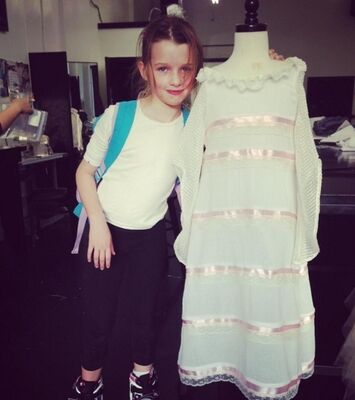 Милла Йовович похвасталась платьем, которое смастерила 8-летняя дочь (фото)