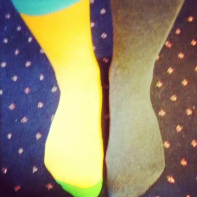 Новый флешмоб в соцсетях: пользователи фотографируются в разных носках