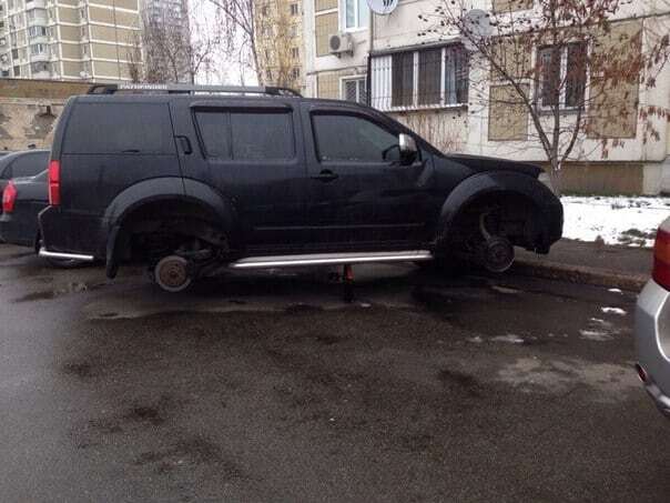 У Києві на Троєщині вандали проткнули колеса шести автомобілів