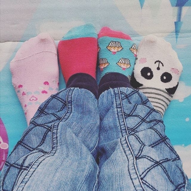 Новый флешмоб в соцсетях: пользователи фотографируются в разных носках