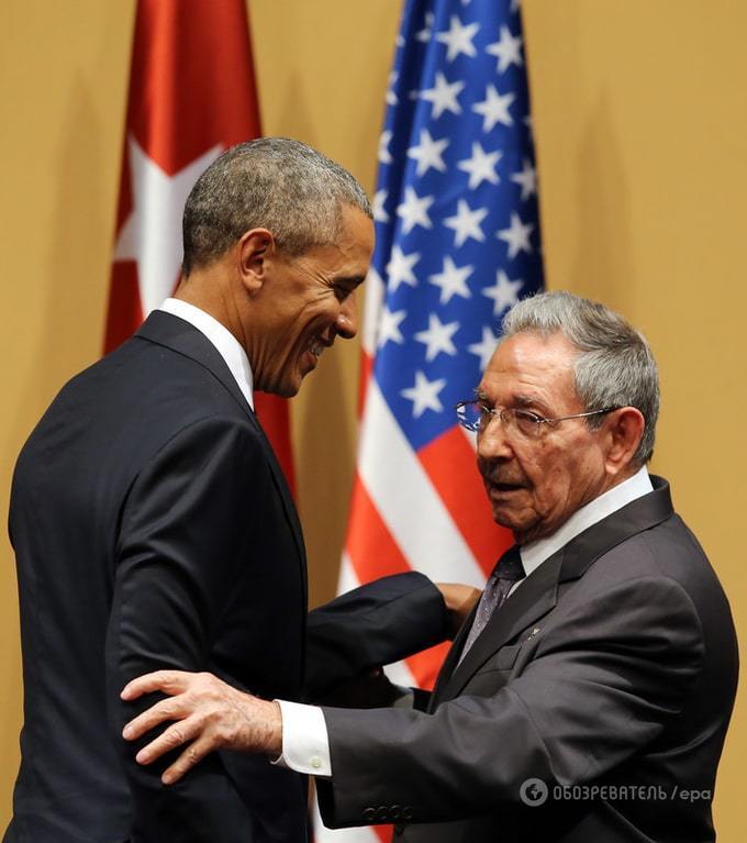Неловкий конфуз: Кастро не дал Обаме похлопать себя по плечу. Опубликовано видео