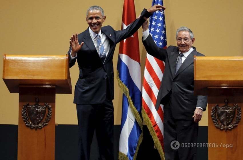 Неловкий конфуз: Кастро не дал Обаме похлопать себя по плечу
