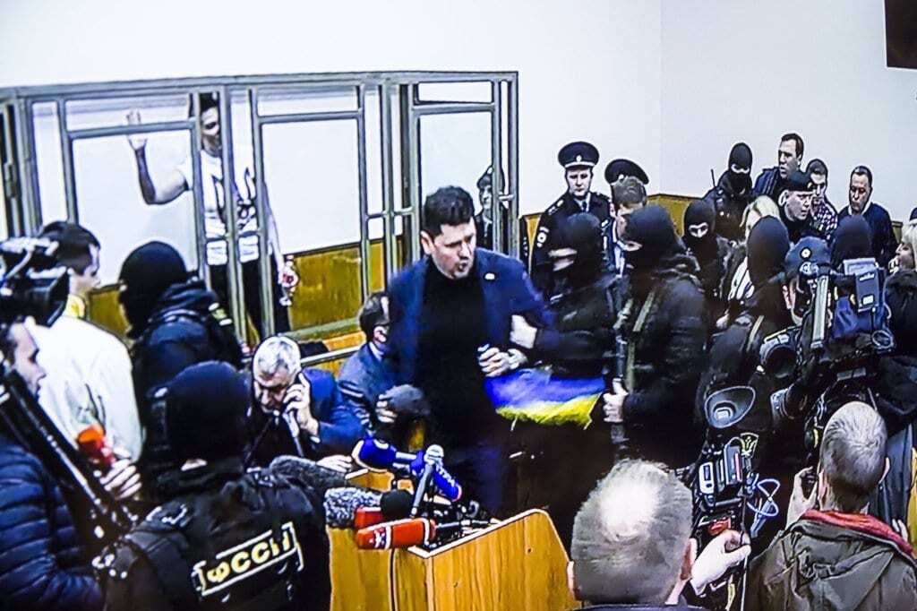 Пресс-секретаря Порошенко выгнали с суда над Савченко за флаг Украины