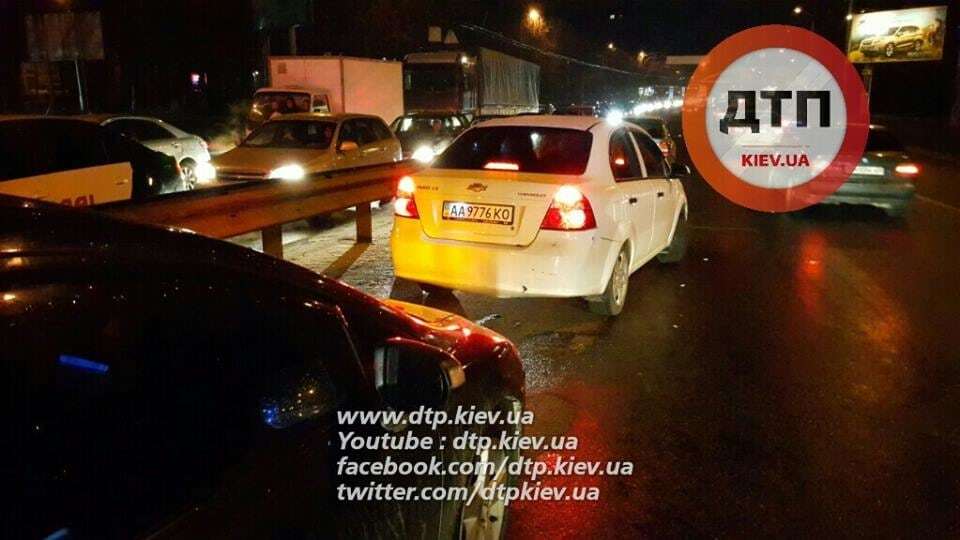 Коллапс в Киеве: из-за тройного ДТП образовалась 6-километровая пробка