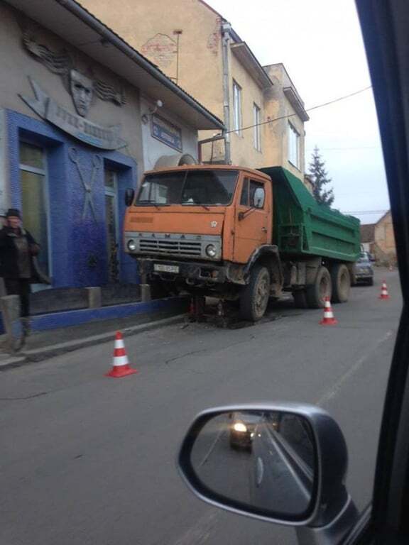 В Ужгороді вантажівка "влетіла" в перукарню: фотофакт