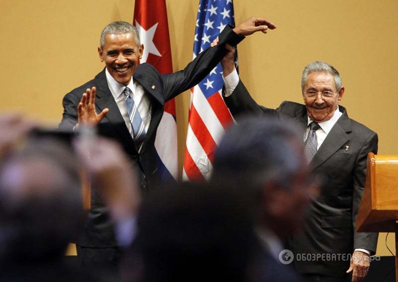 Неловкий конфуз: Кастро не дал Обаме похлопать себя по плечу