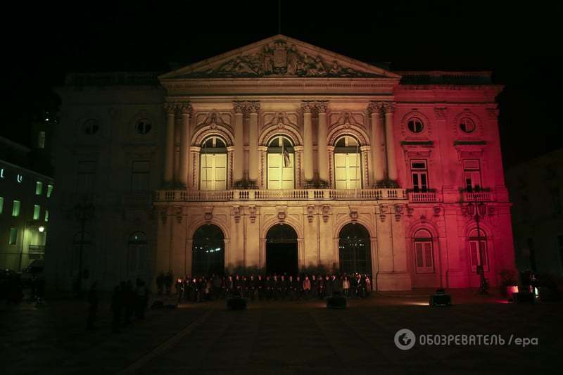 Глобальная скорбь: здания по всему миру подсветили цветами бельгийского флага