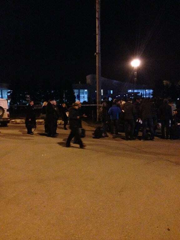 З аеропорту в Ростові евакуювали пасажирів: опубліковані фото