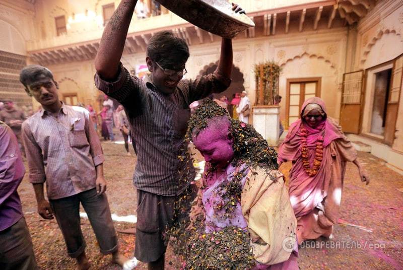Розмаїття фарб: як в Індії та Непалі святкують Фестиваль Холі
