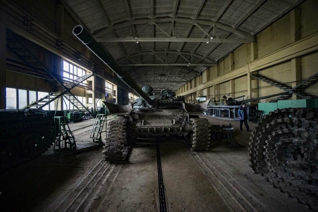 Україна "обростає бронею": опубліковано фоторепортаж з бронетанкового заводу