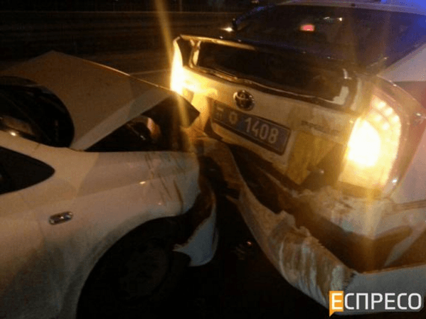 В Киеве лихач на Volkswagen протаранил авто полиции: копа забрала скорая