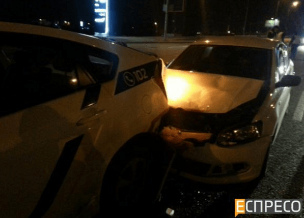 В Киеве лихач на Volkswagen протаранил авто полиции: копа забрала скорая