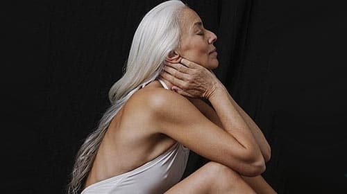 61-летняя модель без макияжа снялась в рекламе купальников