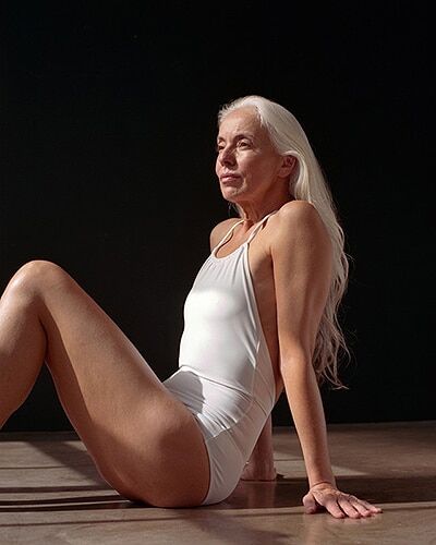 61-летняя модель без макияжа снялась в рекламе купальников