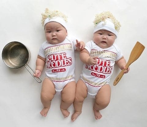 Восьмимесячные близняшки из Сингапура стали звёздами Instagram