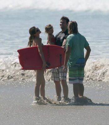 Семейный отдых: Жизель Бундхен с детьми на пляже