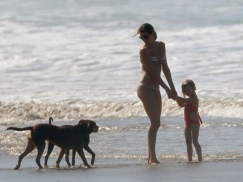 Семейный отдых: Жизель Бундхен с детьми на пляже