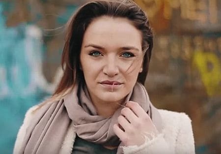 Дочь Добкина покрасовалась в клипе для любимого на свалке и с сигаретой: опубликовано видео