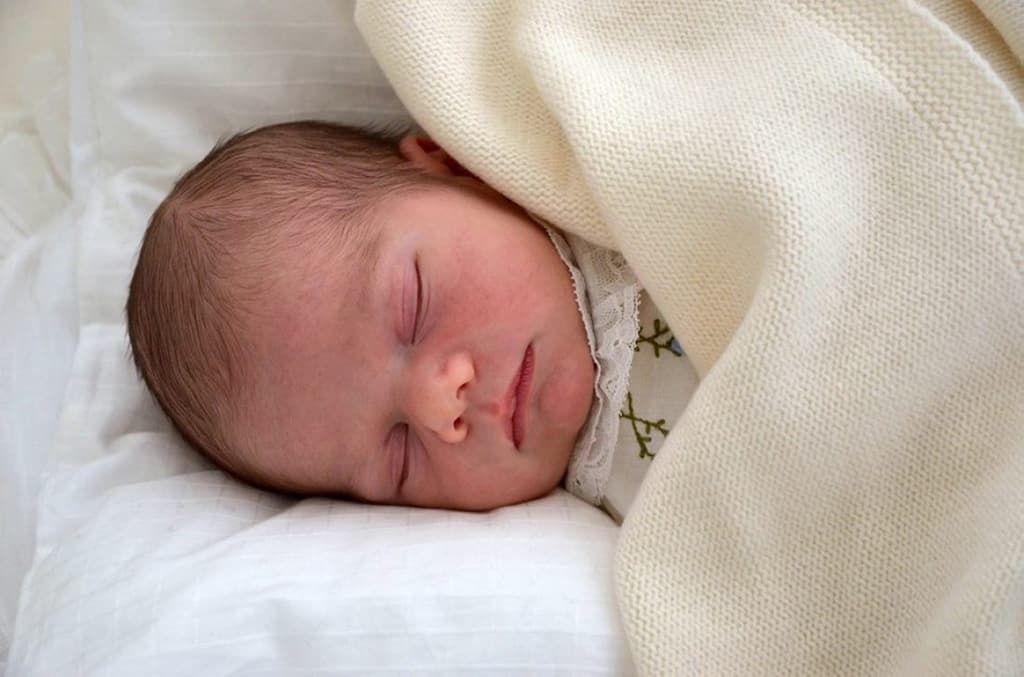 Принцесса Швеции поделилась трогательными фото новорожденного сына
