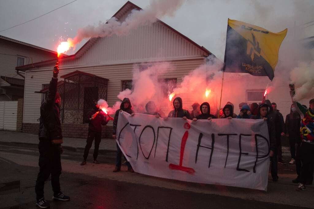 У Запоріжжі відбулася акція "Стоп Інтер", активісти запалили фаєри і димові шашки