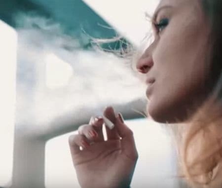 Дочь Добкина покрасовалась в клипе для любимого на свалке и с сигаретой