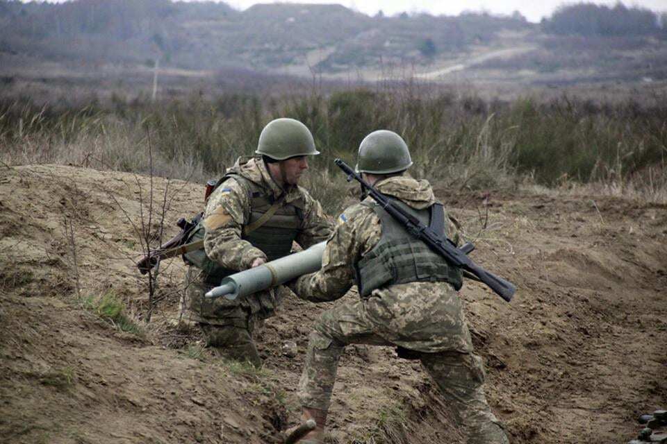 Украинские артиллеристы показали, как "жечь огнем врага": яркие фото