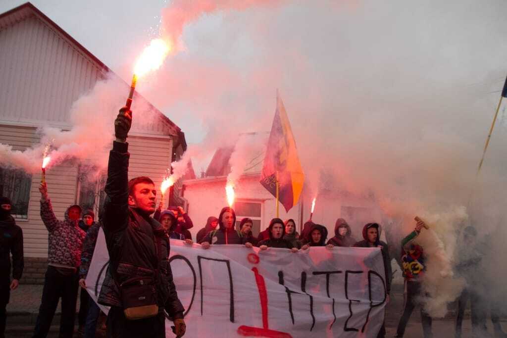 У Запоріжжі відбулася акція "Стоп Інтер", активісти запалили фаєри і димові шашки
