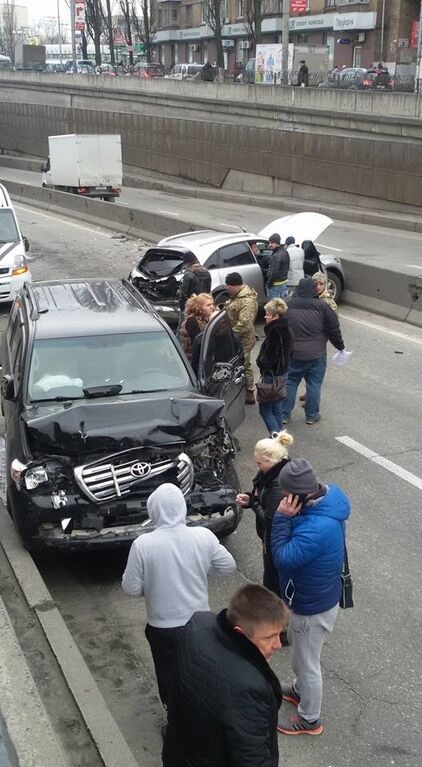 В Киеве на Севастопольской разбились шесть авто: опубликовано фото