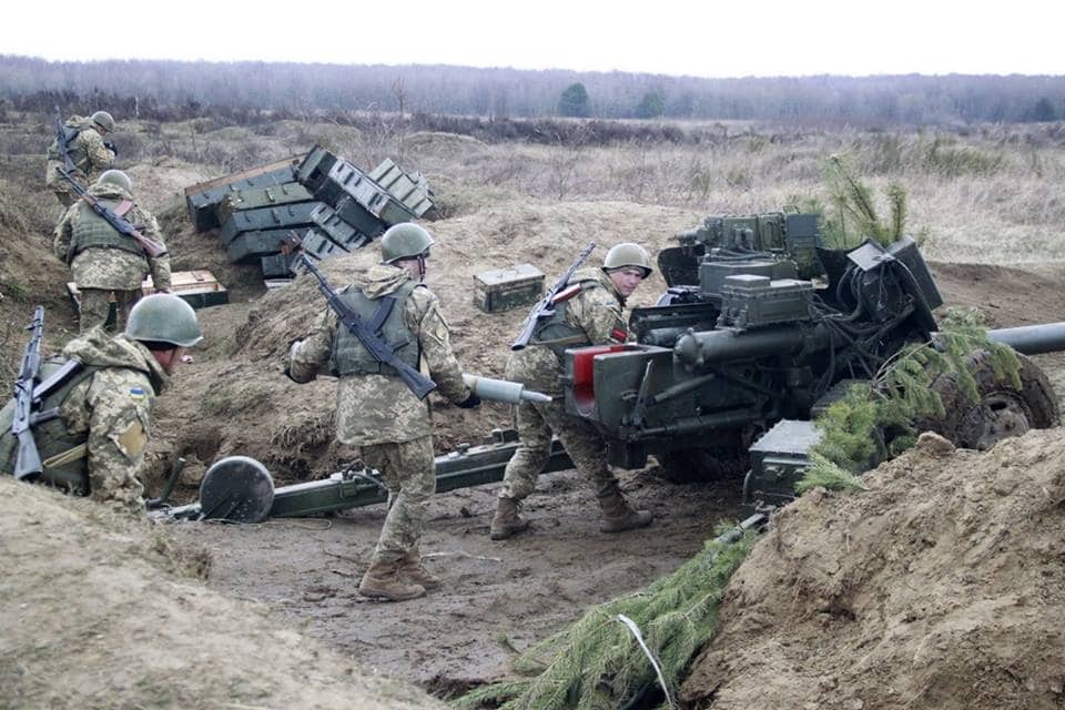 Украинские артиллеристы показали, как "жечь огнем врага": яркие фото