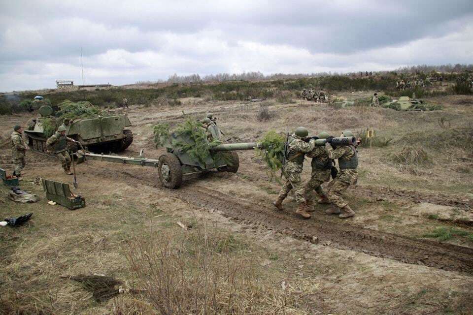 Украинские артиллеристы показали, как "жечь огнем врага": яркие фото