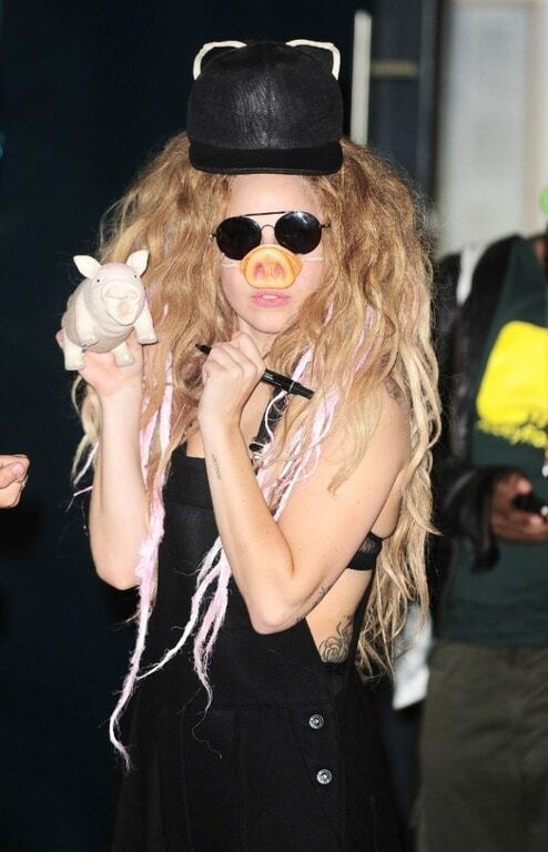 Ужасно красивая: самые эпатажные выходы в свет Леди Гаги