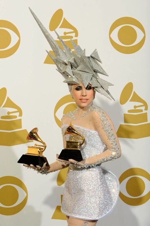 Ужасно красивая: самые эпатажные выходы в свет Леди Гаги