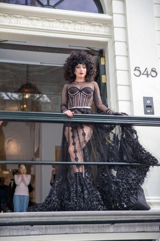 Ужасно красивая: самые эпатажные выходы в свет Леди Гаги