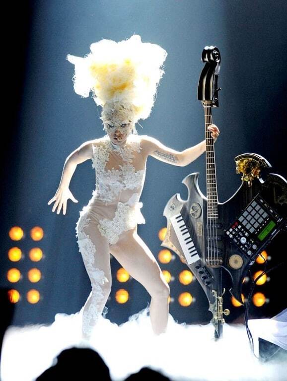 Ужасно красивая: самые эпатажные выходы в свет Леди Гаги