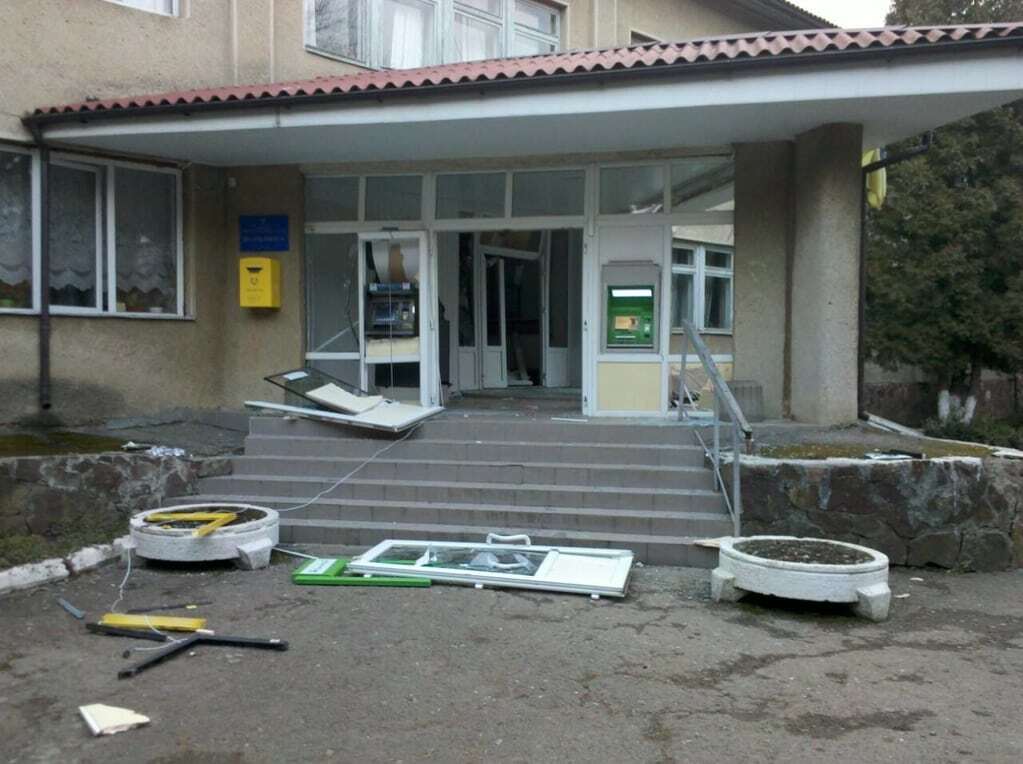 На Прикарпатье подорвали вход в поликлинику: опубликованы фото