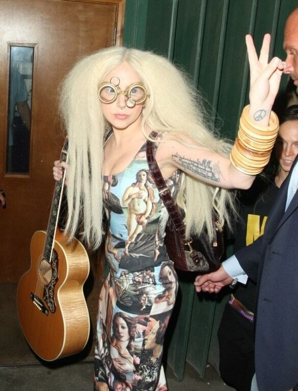 Ужасно красивая: самые эпатажные выходы в свет Леди Гаги