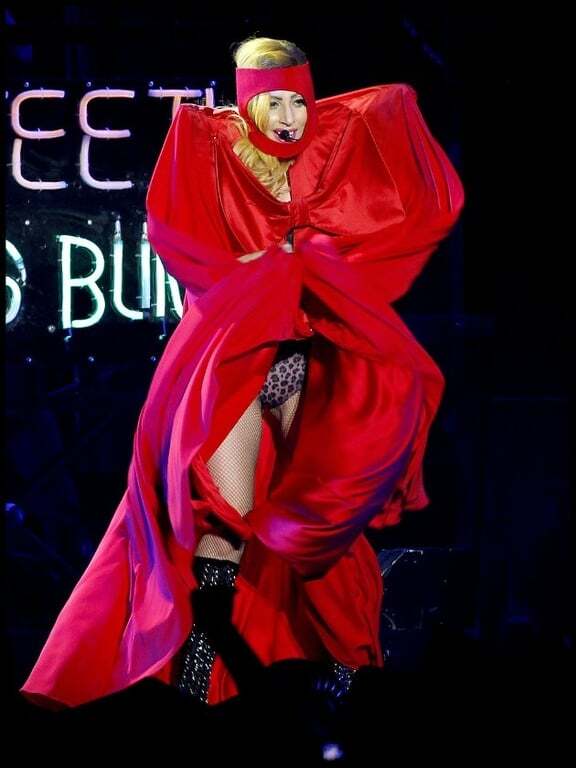 Ужасно красивая: самые эпатажные выходы в свет Леди Гаги