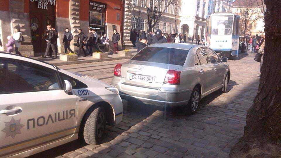Высадил мэра на рельсы: львовская полиция оштрафовала водителя Садового
