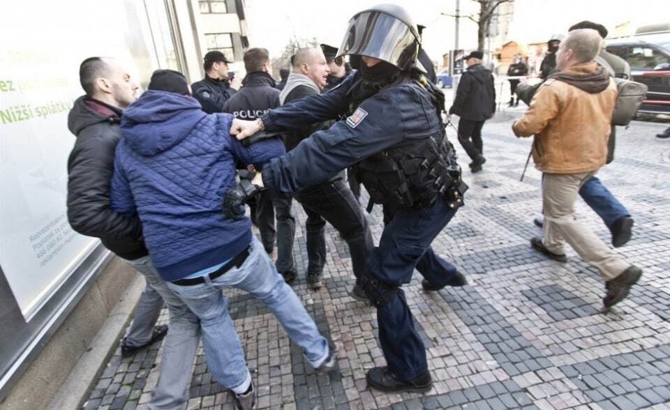 В Чехии противники исламизации устроили драки с полицией: видеофакт
