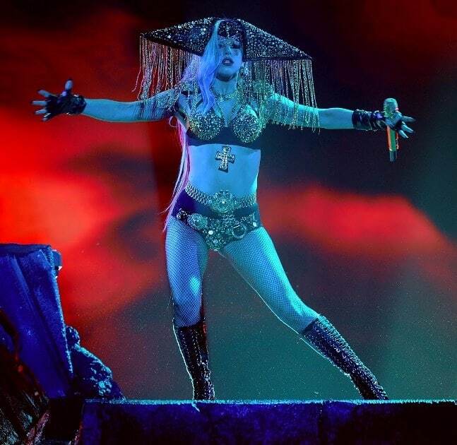 Ужасно красивая: самые эпатажные выходы в свет Леди Гаги