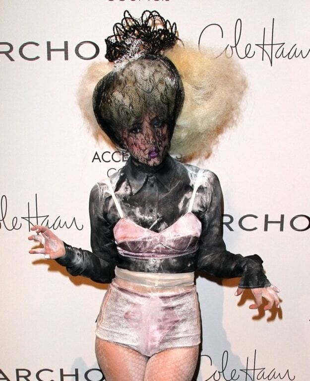 Ужасно красивая: самые эпатажные выходы в свет Леди Гаги