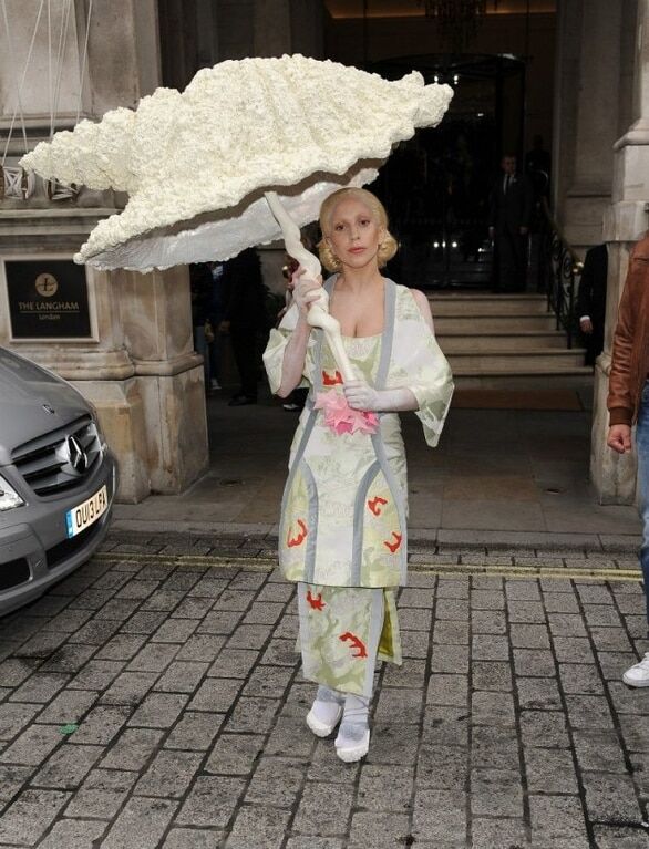 Ужасно красивая: самые эпатажные выходы в свет Леди Гаги